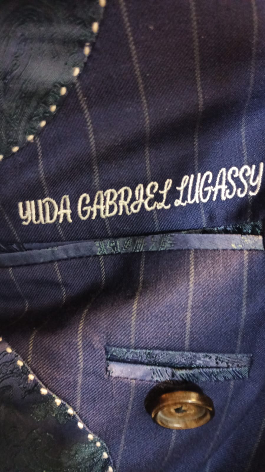 חתימה אישית רקומה בתוך החליפה YUDA GABRIEL LUGASSY